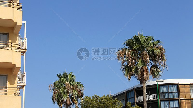 酒店预订价格对比主要基于以下原理：